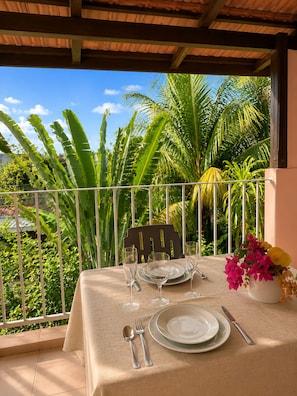 Un tavolo per due con vista sulla vegetazione tropicale.