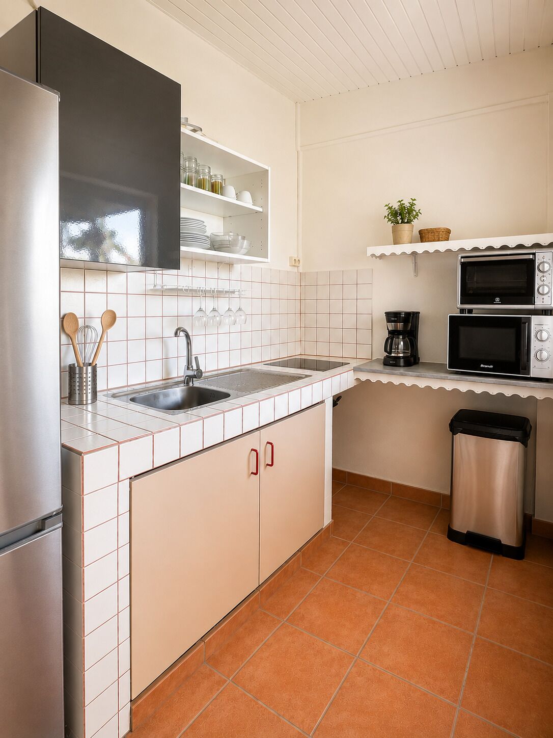 Wasserkocher mit Kaffee-/Teezubehör, Kühlschrank, Mikrowelle, Ofen