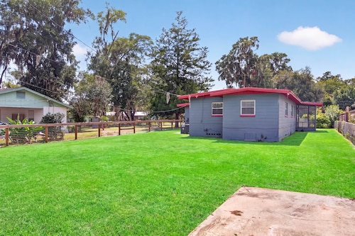 Garden House - 3BR/2BA Near UF, Shands & Downtown
