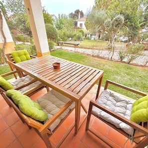 Outdoor dining - Vrbo Property (Tavira)