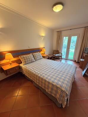 Tabla de planchar con plancha, wifi y ropa de cama 