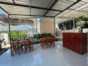 Outdoor dining - Wae Tuak Home Stay (Labuan Bajo, West Manggarai)