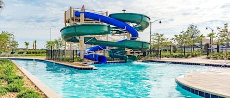 Un parque acuático con múltiples toboganes y una piscina.