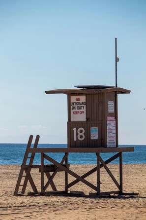 A lifeguard tower with a sign indicating no lifeguard on duty and a warning about rip currents. - Walk to Beach (3 Blks)! 2BR/2-Beds PB Gem + AC - Holiday Home (San Diego)