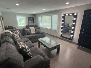 TV, offices - LSU Gem - Steps from Stadium - On campus (Baton Rouge)