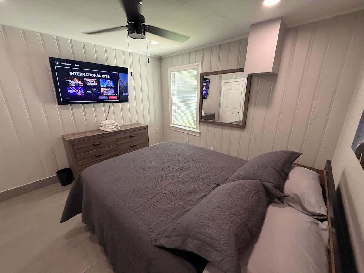 Tabla de planchar con plancha, wifi y ropa de cama 