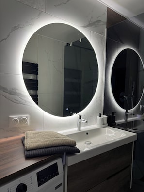 Dusch, hårtork, handdukar och tvål