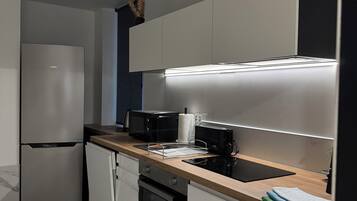 Coffee/tea maker, fridge, microwave, oven