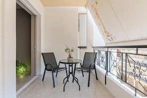 Outdoor dining - Campus View Flat: Next to Universities by ΜΡS (Zografou)