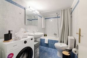 Bathroom - Campus View Flat: Next to Universities by ΜΡS (Zografou)