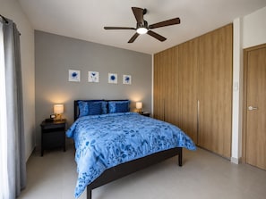 Tabla de planchar con plancha, wifi y ropa de cama 