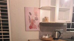 Dining - Beautiful 1-bedroom cottage in a quiet and secure surburb. (Randburg)
