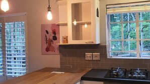 Private kitchen - Beautiful 1-bedroom cottage in a quiet and secure surburb. (Randburg)