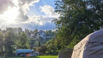 Comfort tent, uitzicht op bergen | Terrein van de accommodatie