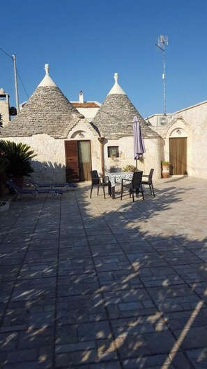 Outdoor dining - B&B Trullo Girasole by Trulli dell'Aia (Coreggia)