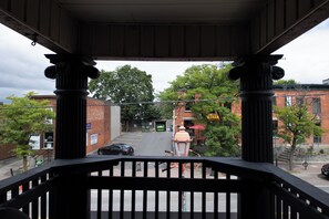 A covered outdoor area with a view of a street, including a building with a sign that reads 'Vietnam.' - Charming Stay in the heart of Chinatown. Explore and Have Fun (Ottawa)