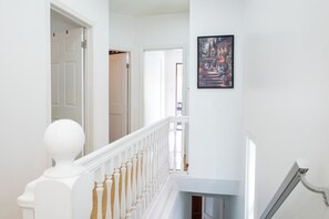 Una escalera con balaustres blancos que conduce a una plataforma.