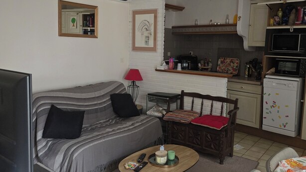 A compact living space with a sofa, a coffee table, a dining area, and a kitchenette. - Charming home in the heart of the Corbières region – Patio, courtyard. (Fabrezan)