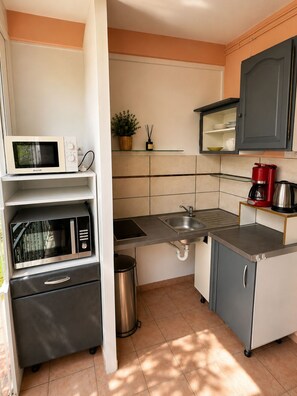 Unclassified image, 4 of 12, button - Fully furnished studio apartment 150 meters from the beach (Les Trois-Îlets)
