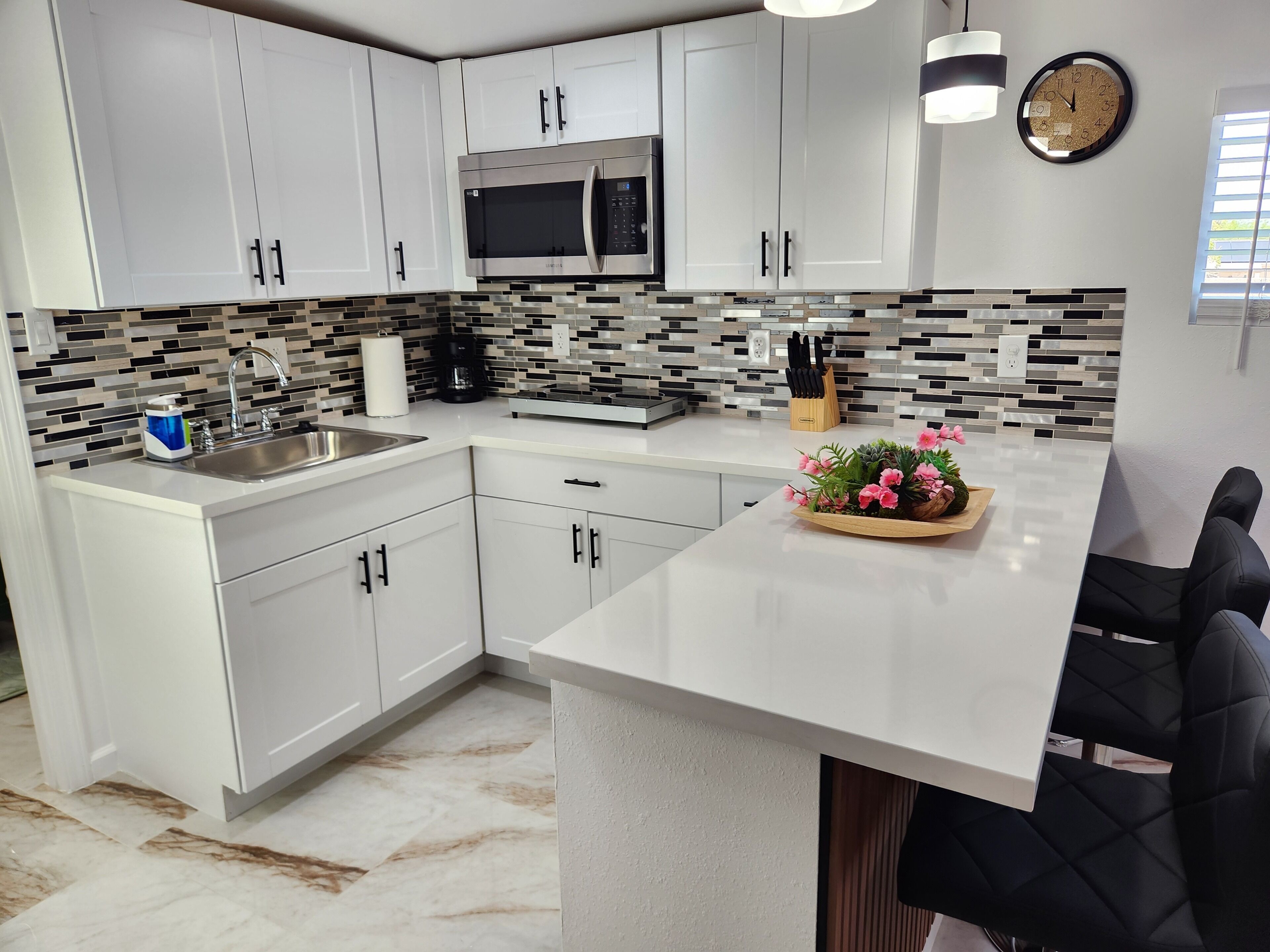 Cafeteira/chaleira, geladeira, micro-ondas, cooktop