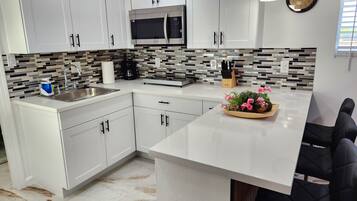 Cafeteira/chaleira, geladeira, micro-ondas, cooktop