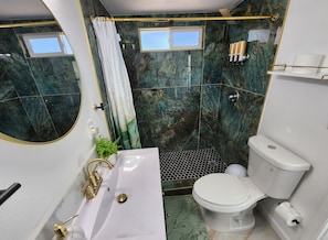 Dusche, Haartrockner, Handtücher, Seife