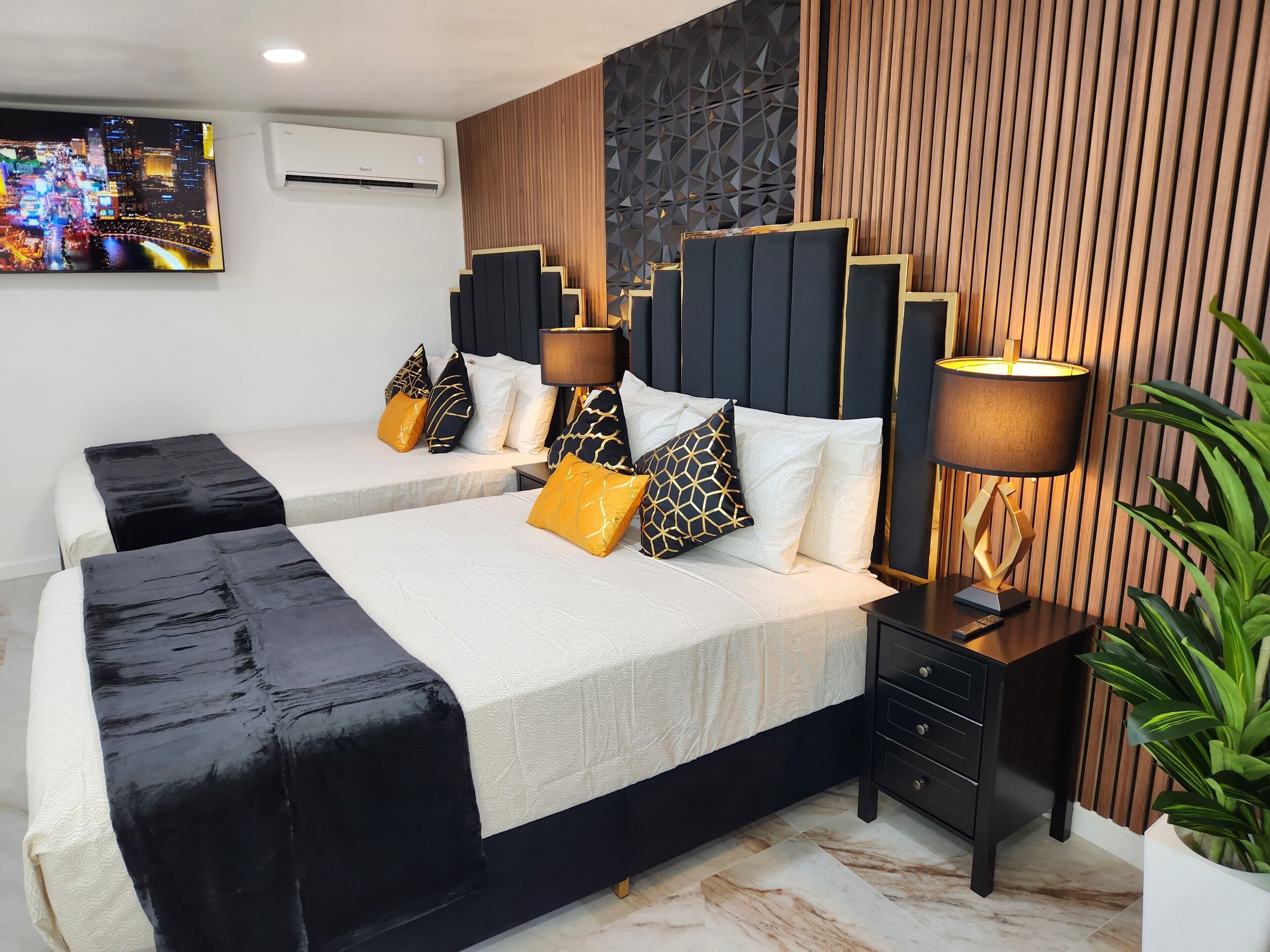 1 quarto, ferros/tábuas de passar roupa, berço de viagem
