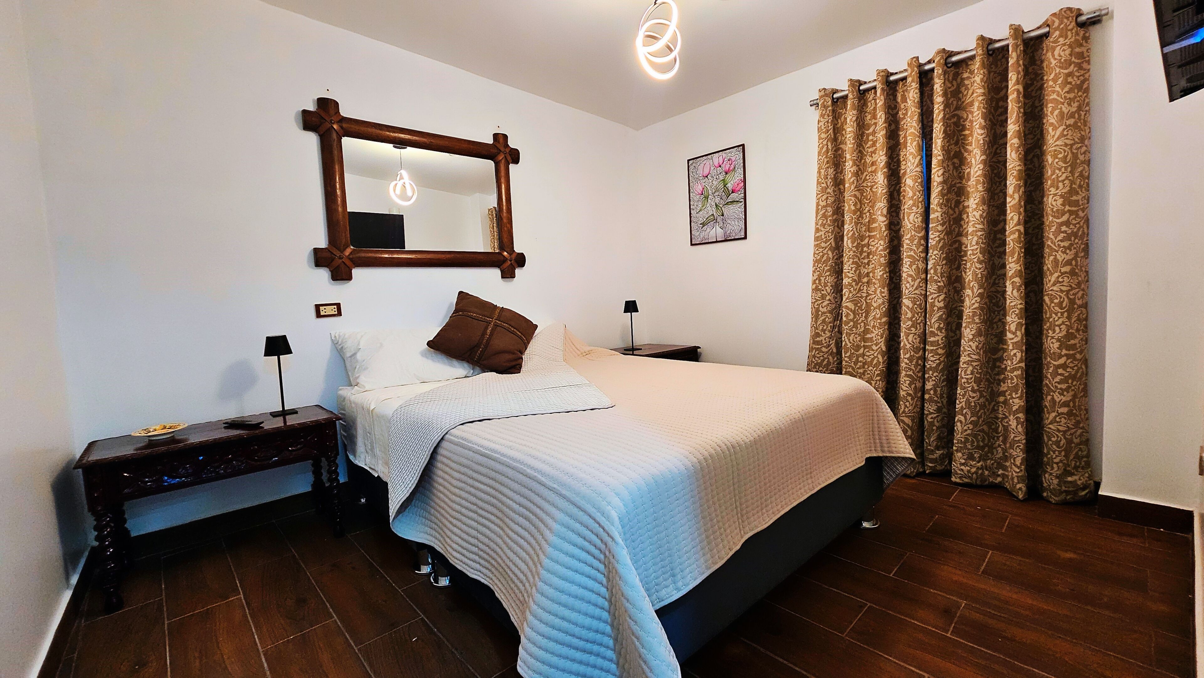 Tabla de planchar con plancha, wifi, ropa de cama