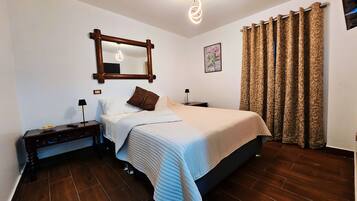 Tabla de planchar con plancha, wifi, ropa de cama