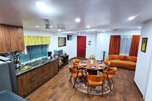Un espacio habitable compacto con cocina, comedor y zona de estar.