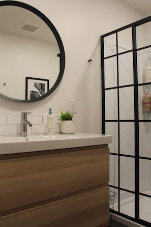 Shower, hair dryer, towels, soap - Scandi 2-bedroom house with firepit in charming Paso Robles (Paso Robles)