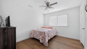 Tabla de planchar con plancha, wifi y ropa de cama 