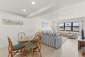 Smart TV, books - 🌊Top Floor 1BR Condo | Ocean + Pool Views | Sleeps 4 | Castle Reef 407🌊 (New Smyrna Beach)