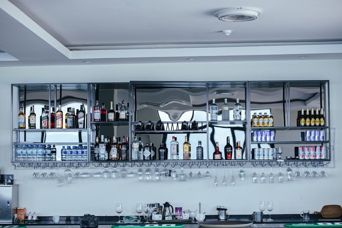 2 bars/lounges