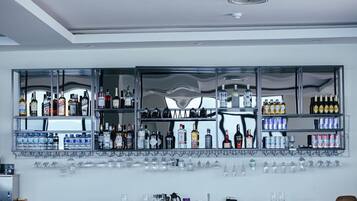 2 bars/lounges