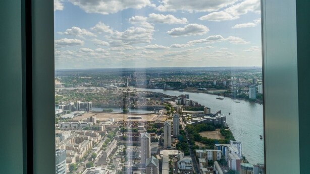 Un paisaje urbano con un río, edificios y un puente.