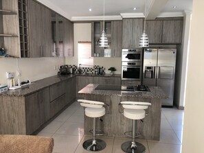 Private kitchen - Spacious 4-bedroom house in superb Cape Town with AC (Cape Town)