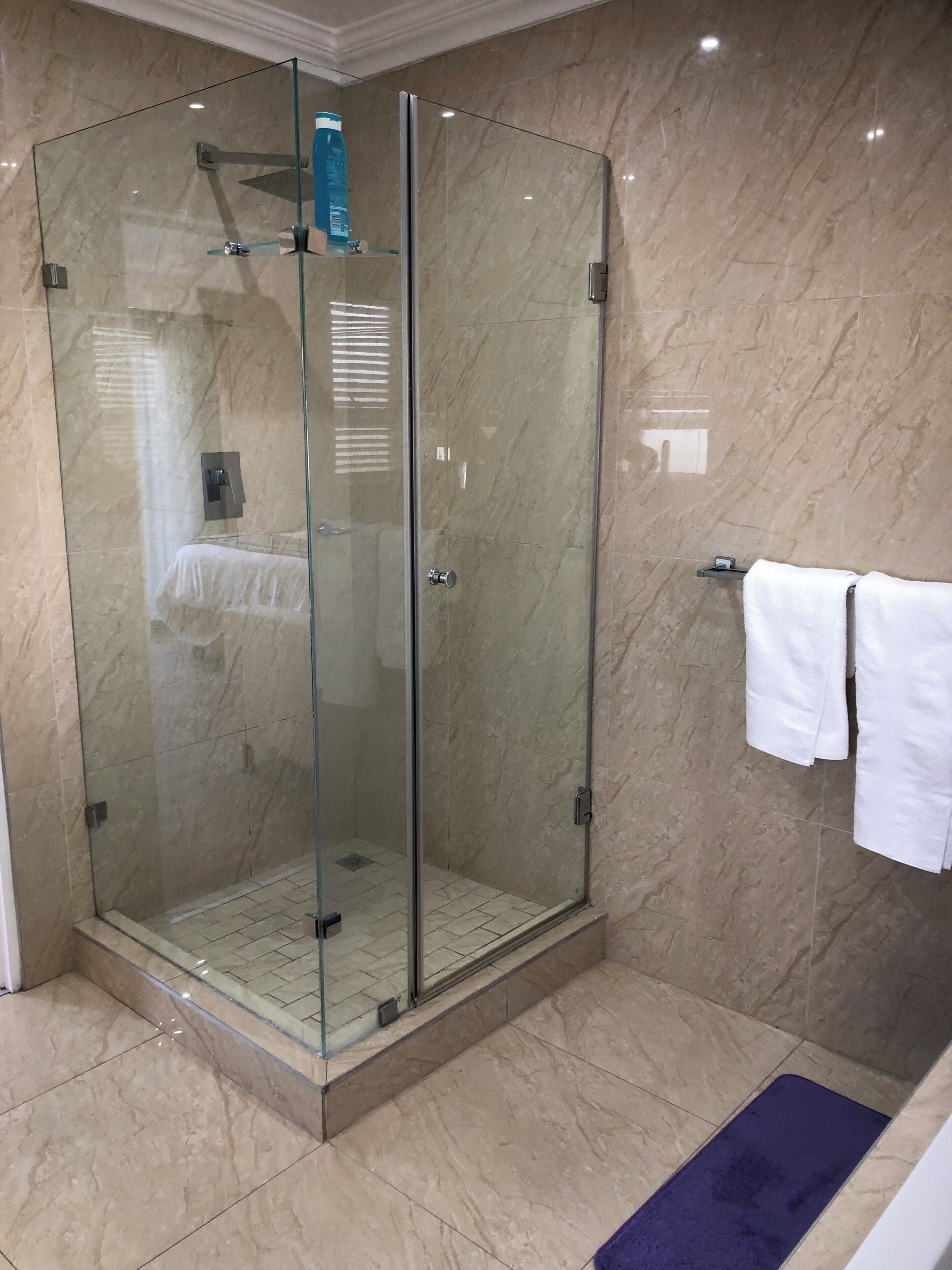 Douche, serviettes fournies, savon, papier toilette