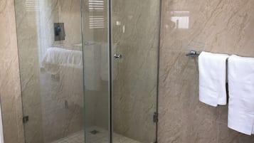 Douche, serviettes fournies, savon, papier toilette