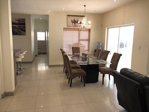 Dining - Spacious 4-bedroom house in superb Cape Town with AC (Cape Town)