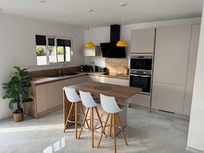 Private kitchen - Villa "Bella" - South-facing pool - 5-minute walk to the beach and shops nearby (Marseillan)
