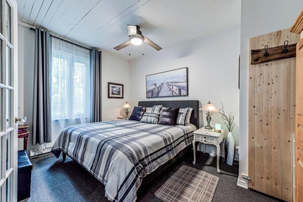 3 bedrooms, iron/ironing board, internet, bed sheets