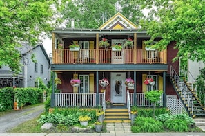 Unclassified image, 2 of 13, button - L'Ancestral - The Vintage Charm of Old Beloeil (Beloeil)
