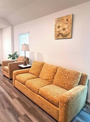 Living area - 3-bedroom cozy house Wayside Village  Houston, TX with cool AC and comfort. (Houston)