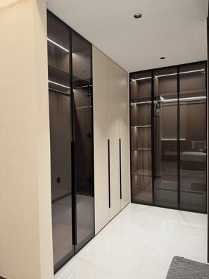 A modern hotel room with a glass partition, a bed, and a bathroom with a shower. - Tremendous 6-bedroom house with AC in Bang Lamung District (Bang Lamung District)