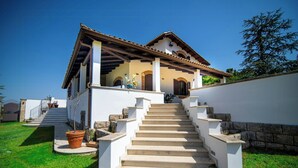 A two-story house with a staircase leading to the entrance. - Sicilian villa with pool 400m above sea level (Avola)