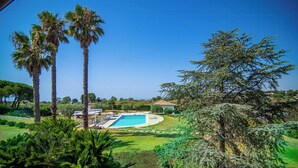 A swimming pool surrounded by palm trees and a variety of greenery. - Sicilian villa with pool 400m above sea level (Avola)