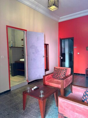 Habitación doble superior, balcón | Zona de estar | Televisión de 40 pulgadas con canales por cable