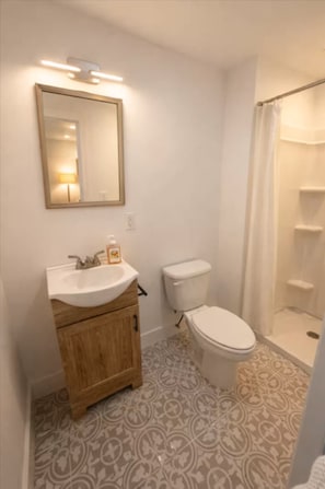 Douche, serviettes fournies, shampooing, papier de toilette