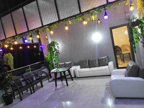 A modern living area with a sofa, chairs, and a table. - Luxury 6BR, 5-Bath, Sleeps 12+ – BBB Nation Oasis - Premium Kigali Group Stay (Kigali)